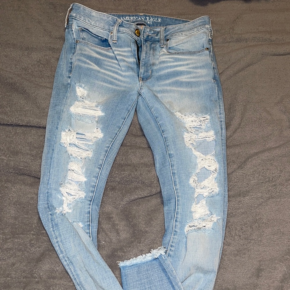 AMERICAN EAGLE SKINNY RIPPED JEANS